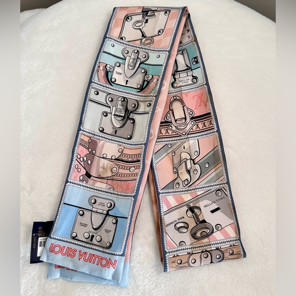 Authentic LOUIS VUITTON
Silk Monogram Lock It Bandeau Bleu Glacier - Picture 2 of 3